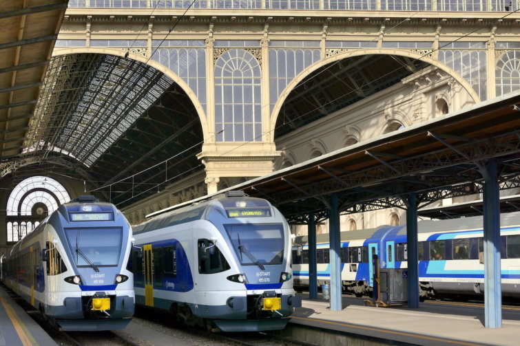 A MÁV Start Zrt. elektromotor-meghajtású Stadler FLIRT típusú vonataiból vár két szerelvény a menetrend szerinti indulásra a főváros Keleti pályaudvarának csarnoképületében. 