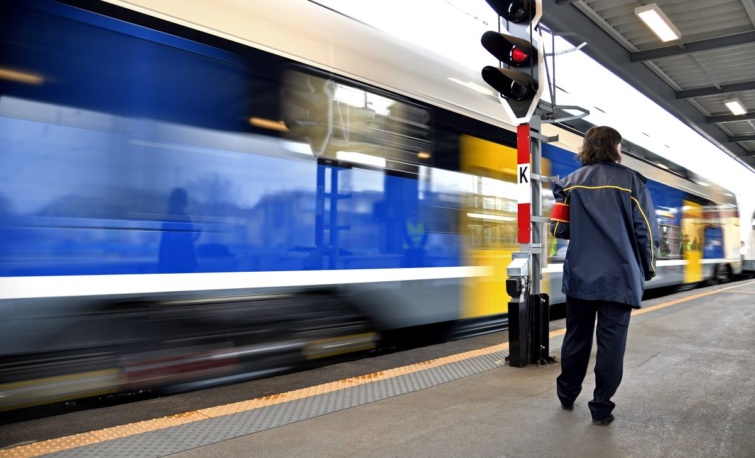 Három összekapcsolt KISS emeletes motorvonat 1200 utassal elindul a Nyugati pályaudvarról 2023. február 25-én.