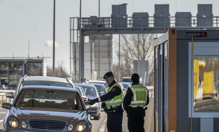 Osztrák határőrök ellenőrzik az autósokat aaz osztrák-magyar határon, Nickelsdorf határátkelőnél.