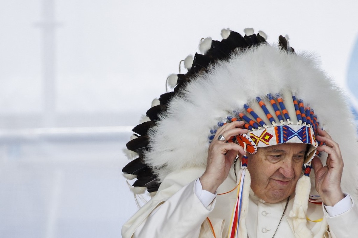 Ferenc pápa fején egy indián tolldísszel