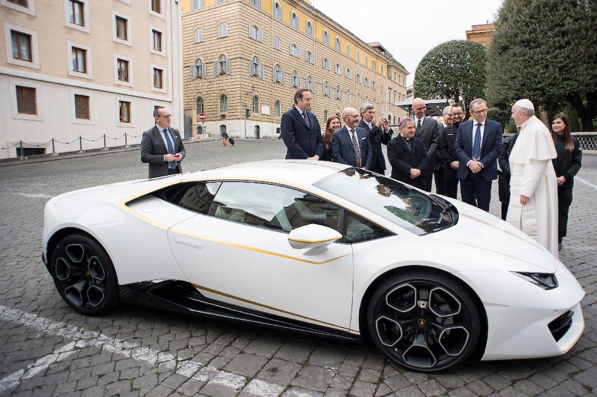 Ferenc pápa még 2017-ben kapott a Lamborghinitől egy Huracánt, amit aztán egy évre rá egy árverésen értékesítettek.