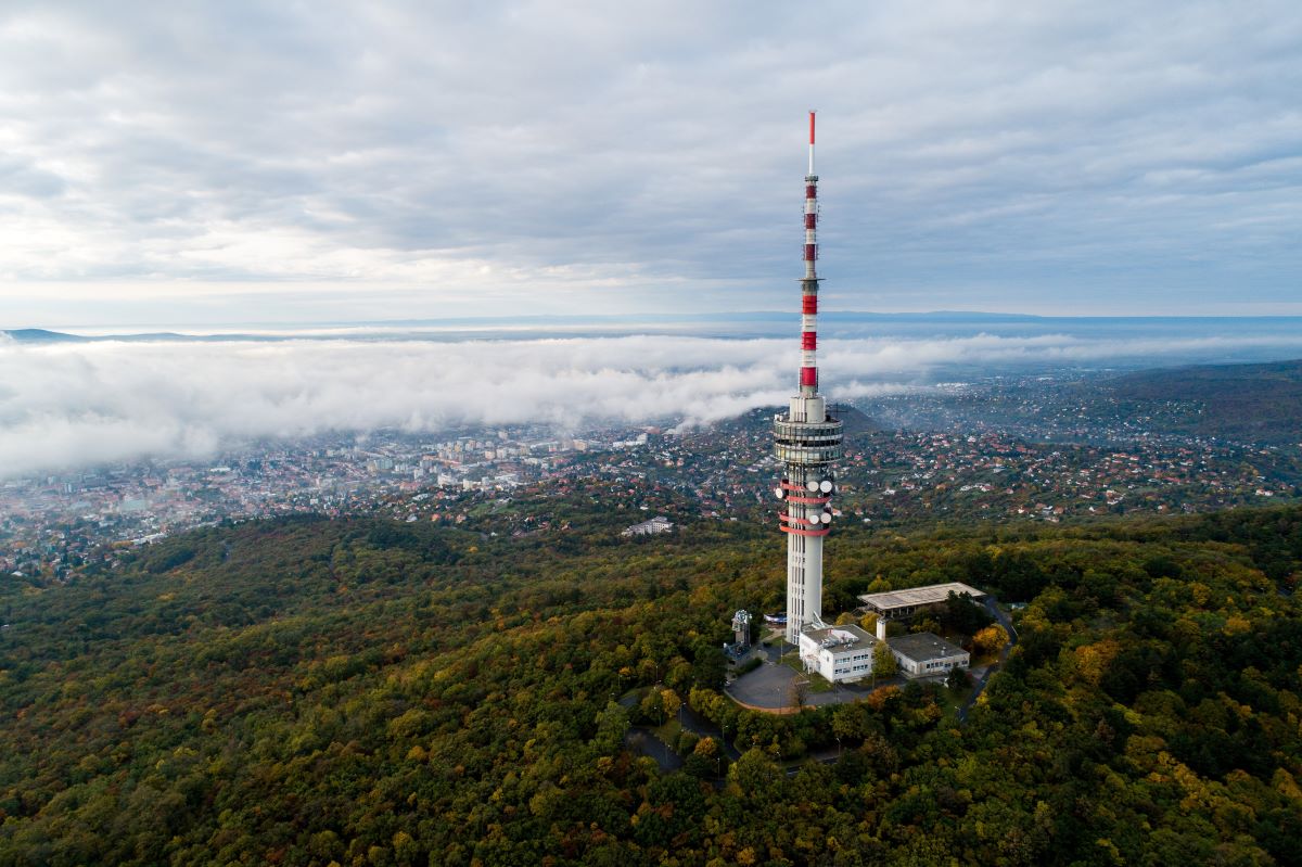 Köd Pécs felett, előtérben a tévétorony