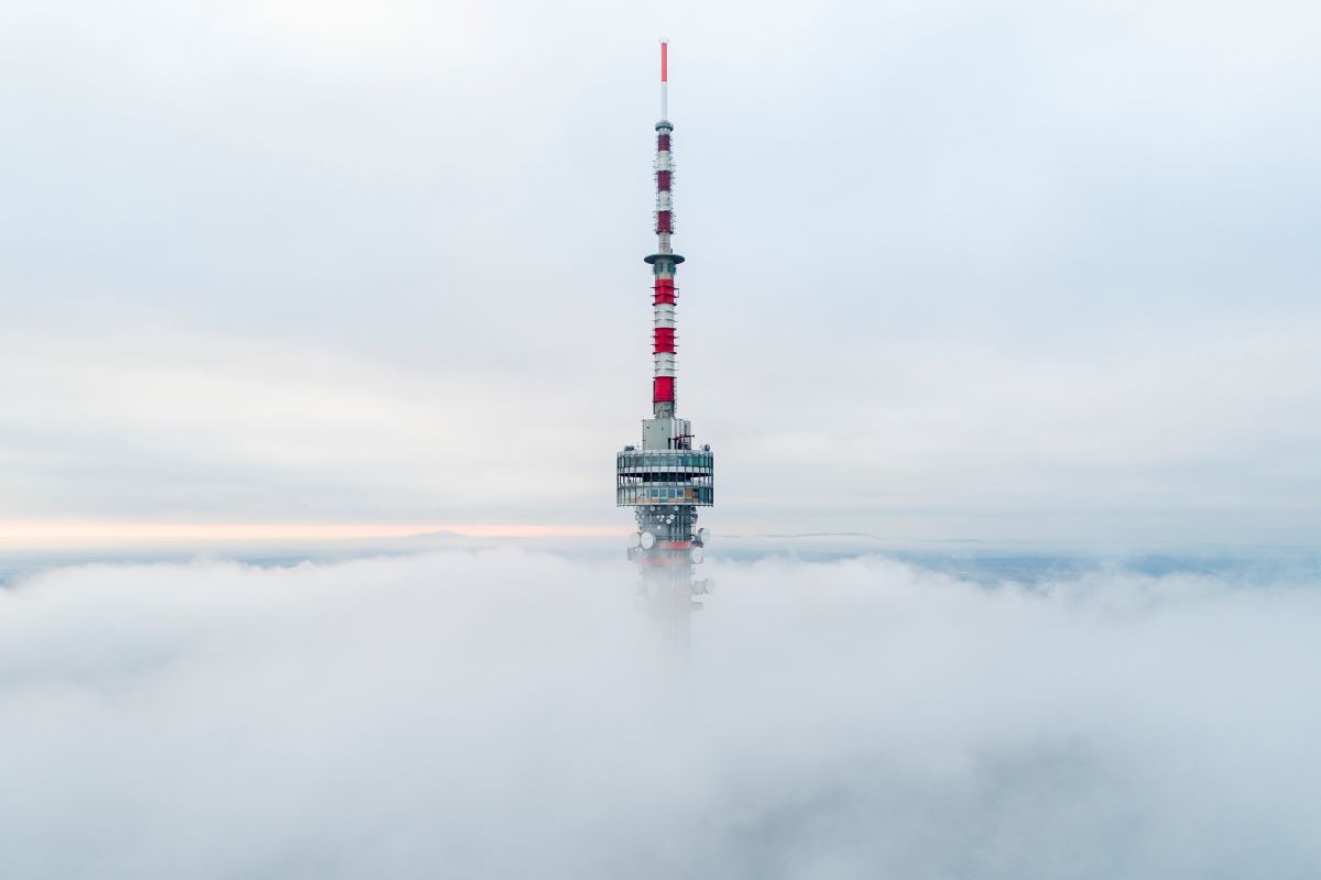 A Pécsi tv-torony a magasból, ahogy kiemelkedik a felhőből