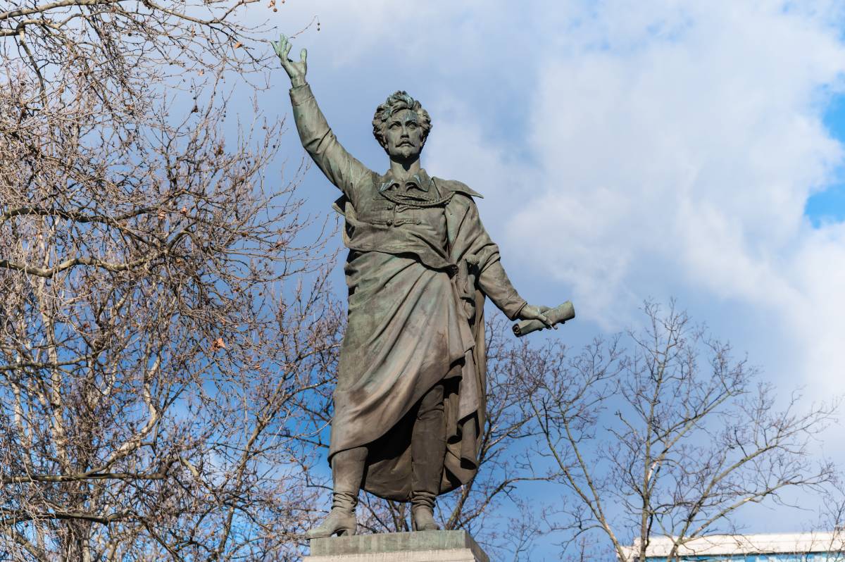 Az Ybl Miklós által tervezett szürke gránit talapzaton álló Petőfi Sándor, a Nemzeti dalt szavaló költő 375 centiméter magas bronzszobra a főváros V. kerületében, a Petőfi téren.