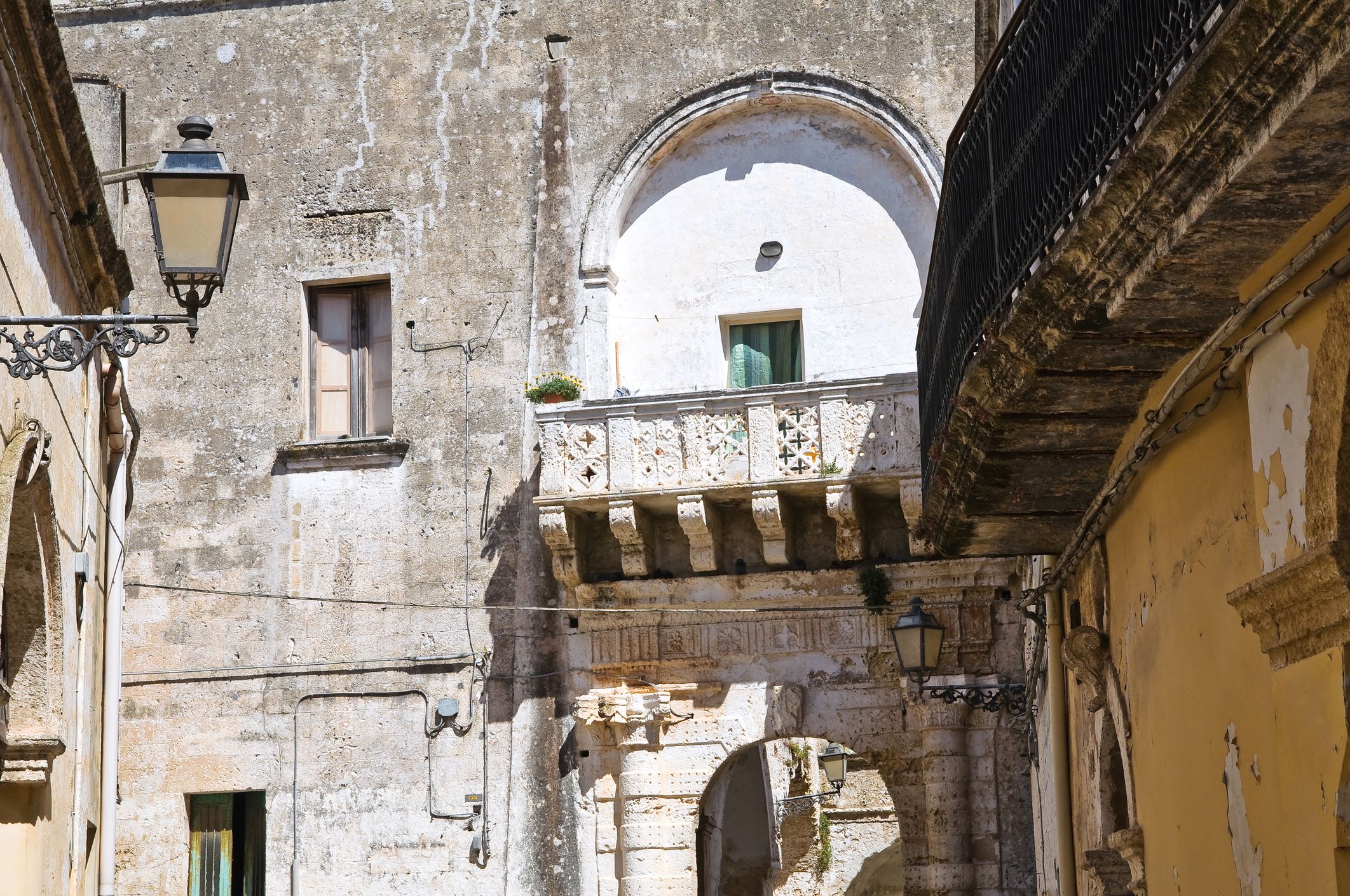 Egy erkély Pressice középkori épületeinek egyikén Olaszországban