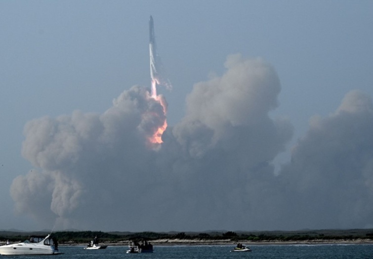 A SpaceX Starship űrrakétájának indítása a texasi Boca Chicából