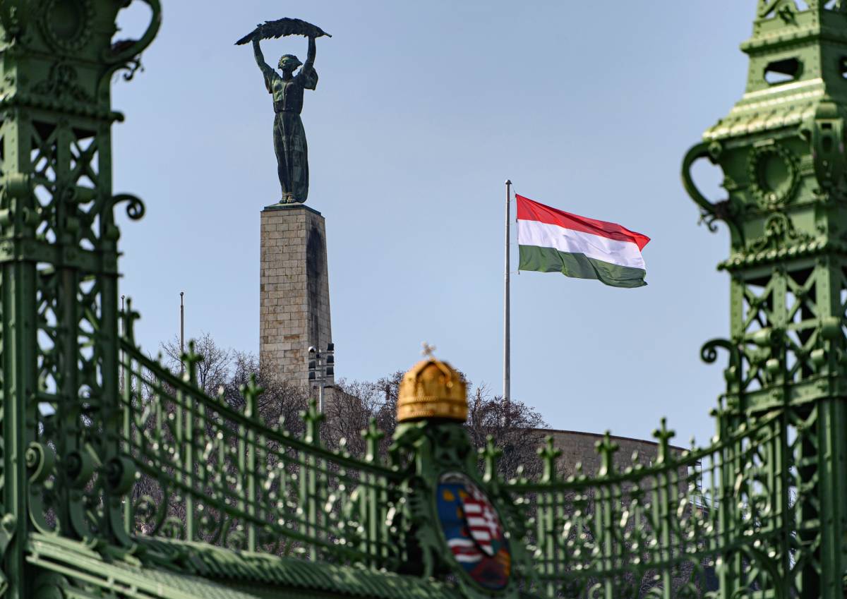 A Gellért-hegyi Szabadság-szobor Budapest egyik jelképe, felemelt kezében pálmaágat tartó nőalak, Kisfaludi Strobl Zsigmond 1947-ben elkészült alkotása.