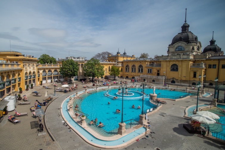 Látogatók a fővárosi Széchenyi fürdőben