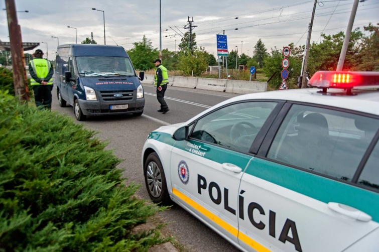 Szlovák rendõrök szúrópróbaszerû ellenõrzést tartanak a Rajka-Dunacsún (Cunovo) határátkelõ szlovák oldalán 2015. 
