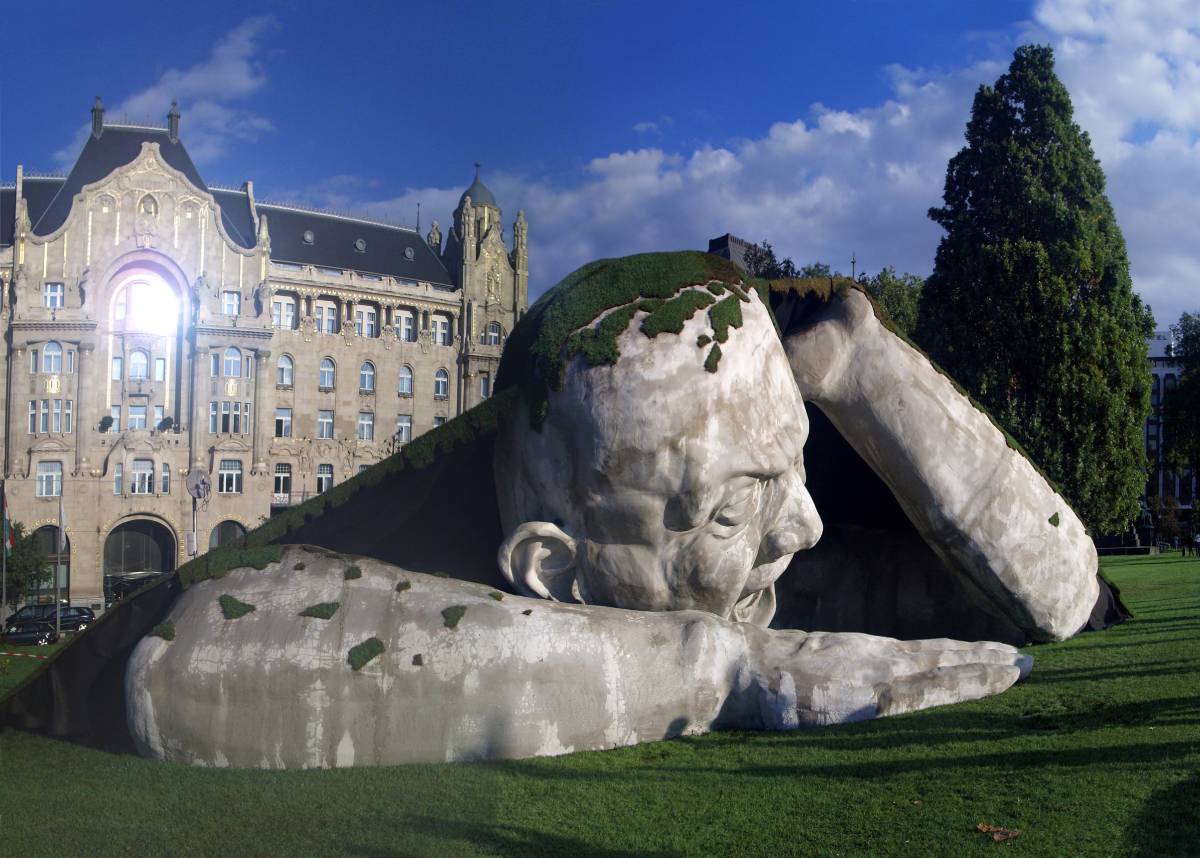 Hervé Loránth Ervin Feltépve című című, hungarocellből készült alkotása, mely egy hónapig állt a Gresham-palota előtt egy hónapig 2014 őszén.