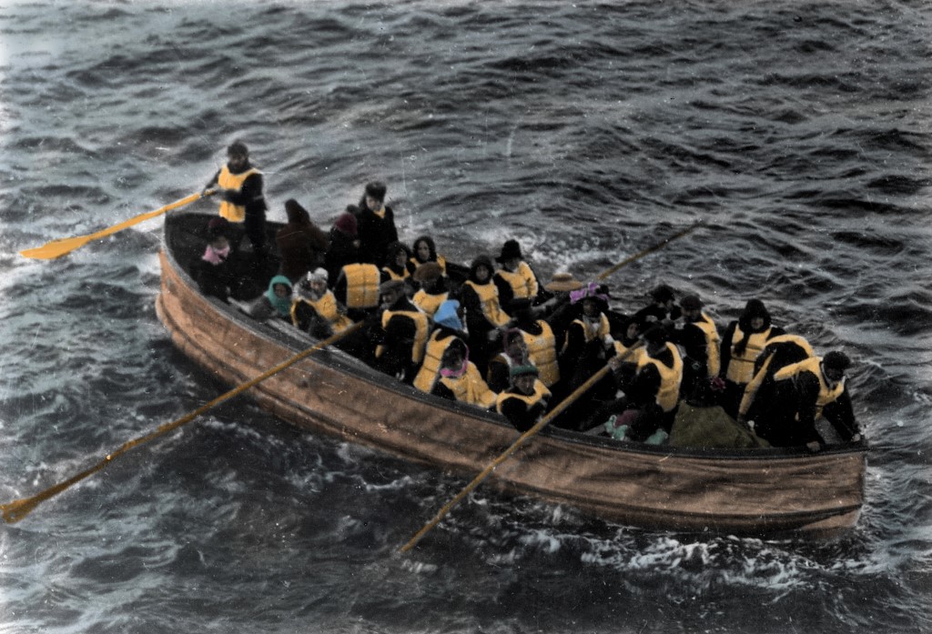 Korabeli fotó az egyik mentőcsónakról, a Titanic süllyedése után