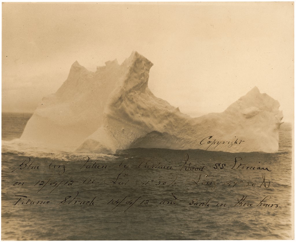 Egy korabeli fotó a jéghegyről, két nappal azelőtt, hogy a Titanic nekiütközött volna