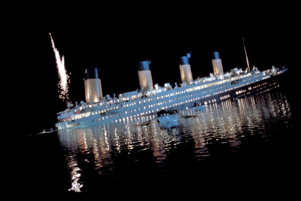 Jelenet a Titanic című filmből, ami a süllyedő hajót mutatja
