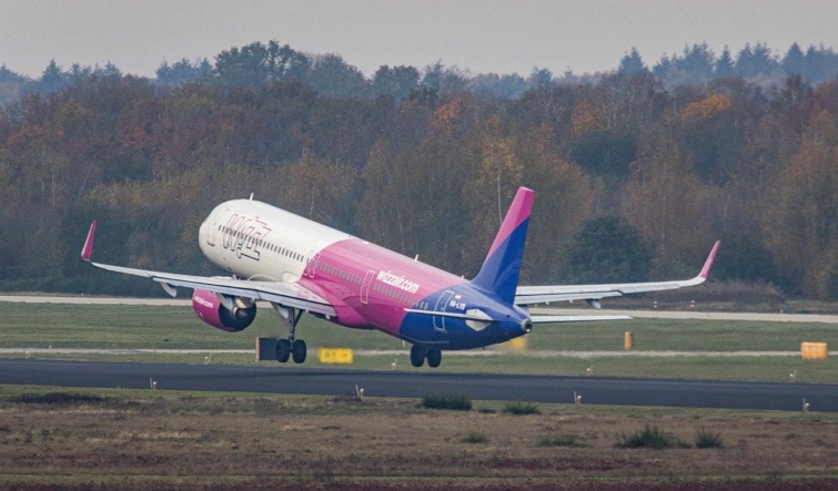 Egy Wizz Air-repülőgép felszáll a Liszt Ferenc Nemzetközi Repülőtér kifutópályájáról.