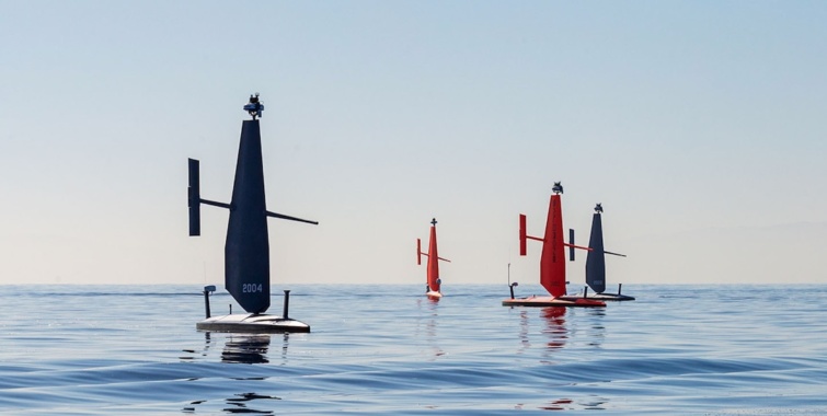 Több óceánjáró drón egymás mellett