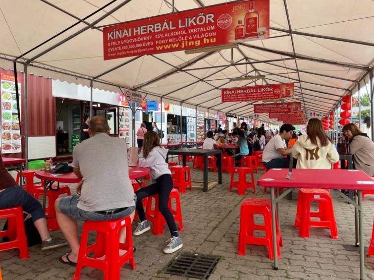 Chinatown Terasz és vendégei eszik a kínai streetfood ételeket