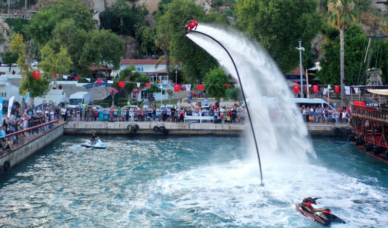  Flyboard show a törökországi Antalyában.