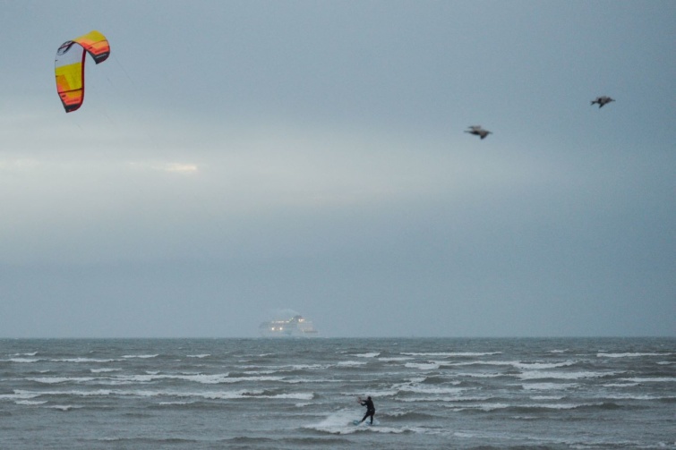 Egy férfi kiteboardozik a dublini Sandymount strandon.