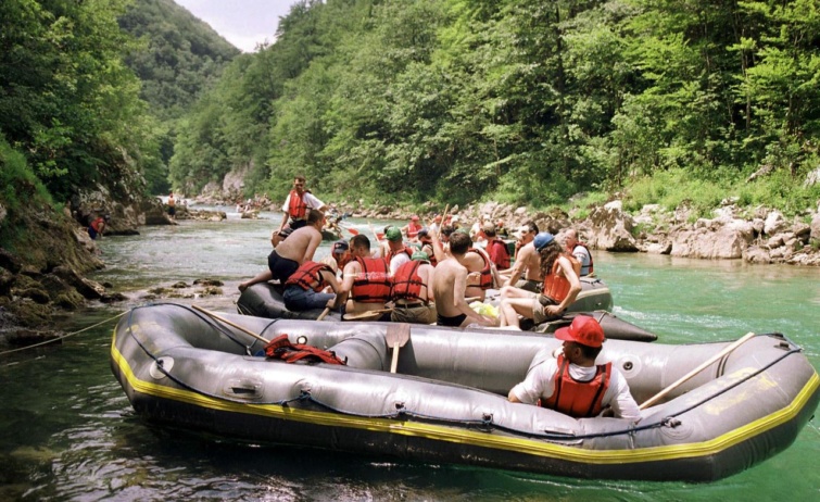 Rafting a bosznia-hercegovinai Neretva folyóban.