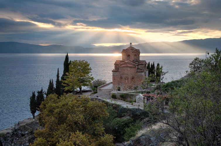 Kiltátás a Szent János templomra az Ohridi-tónál.