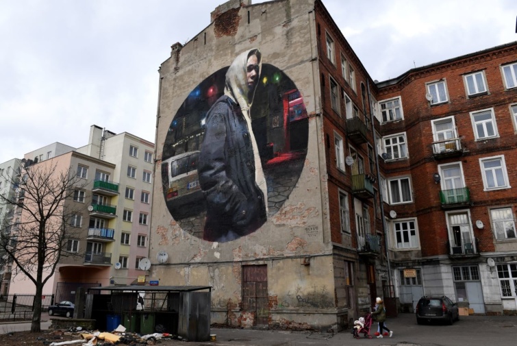 Fotó egy graffitis varsói épületről a Pragán.