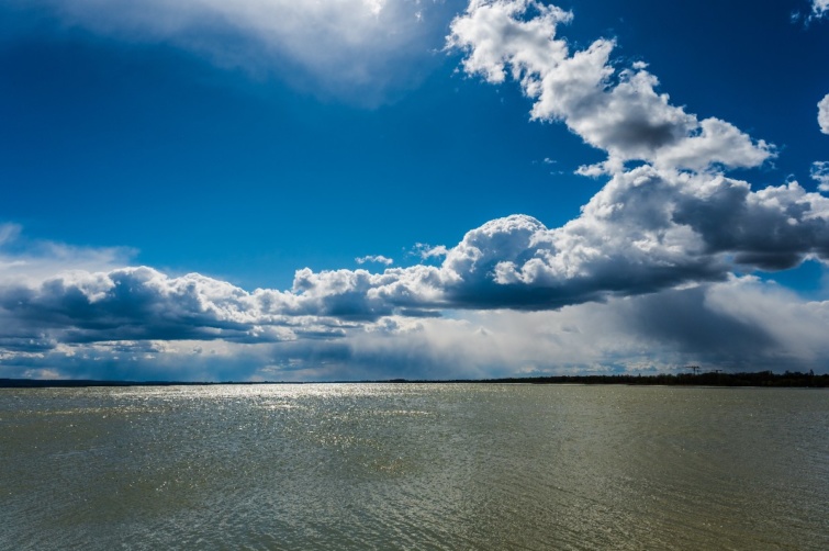 Kialakuló viharfelhõk és esõcellák a Balaton felett, a keszthelyi öböl térségében, közel a vízparthoz.