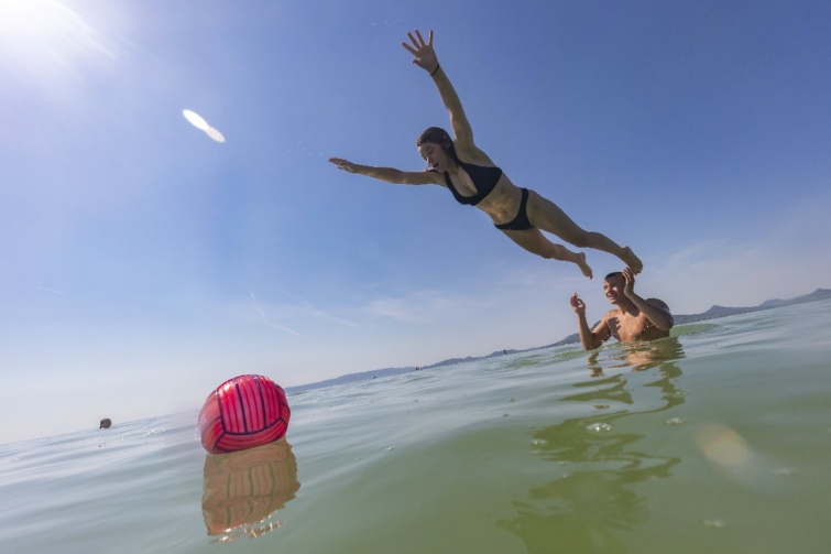 Fürdőzők a Balatonban Fonyódnál, a bélatelepi strandon 2022. július 21-én.
