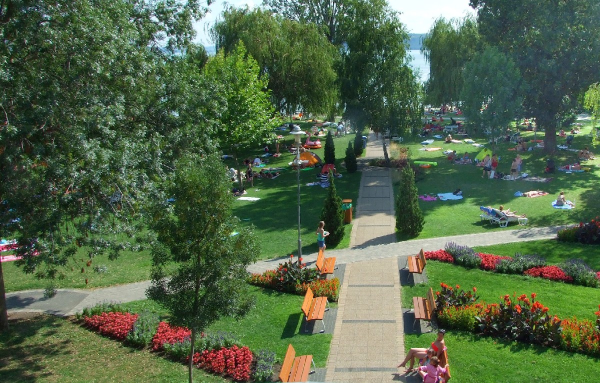 Az Esterházy Strand és Élményfürdõ virágos-fás gondozott parkja a Balaton-parton, a Tagore sétány keleti végénél.