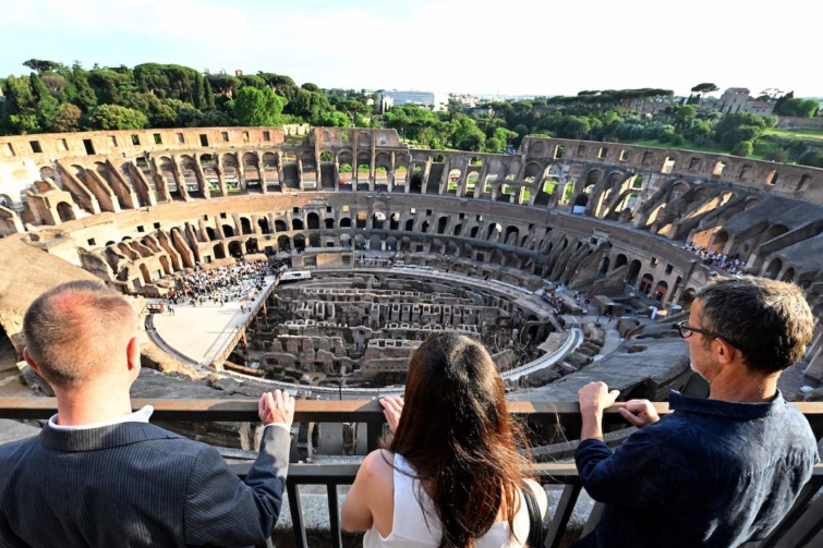 Római Colosseum - Startlap Utazás Látogatók néznek le a Colosseum megnyitott felső szintjéről