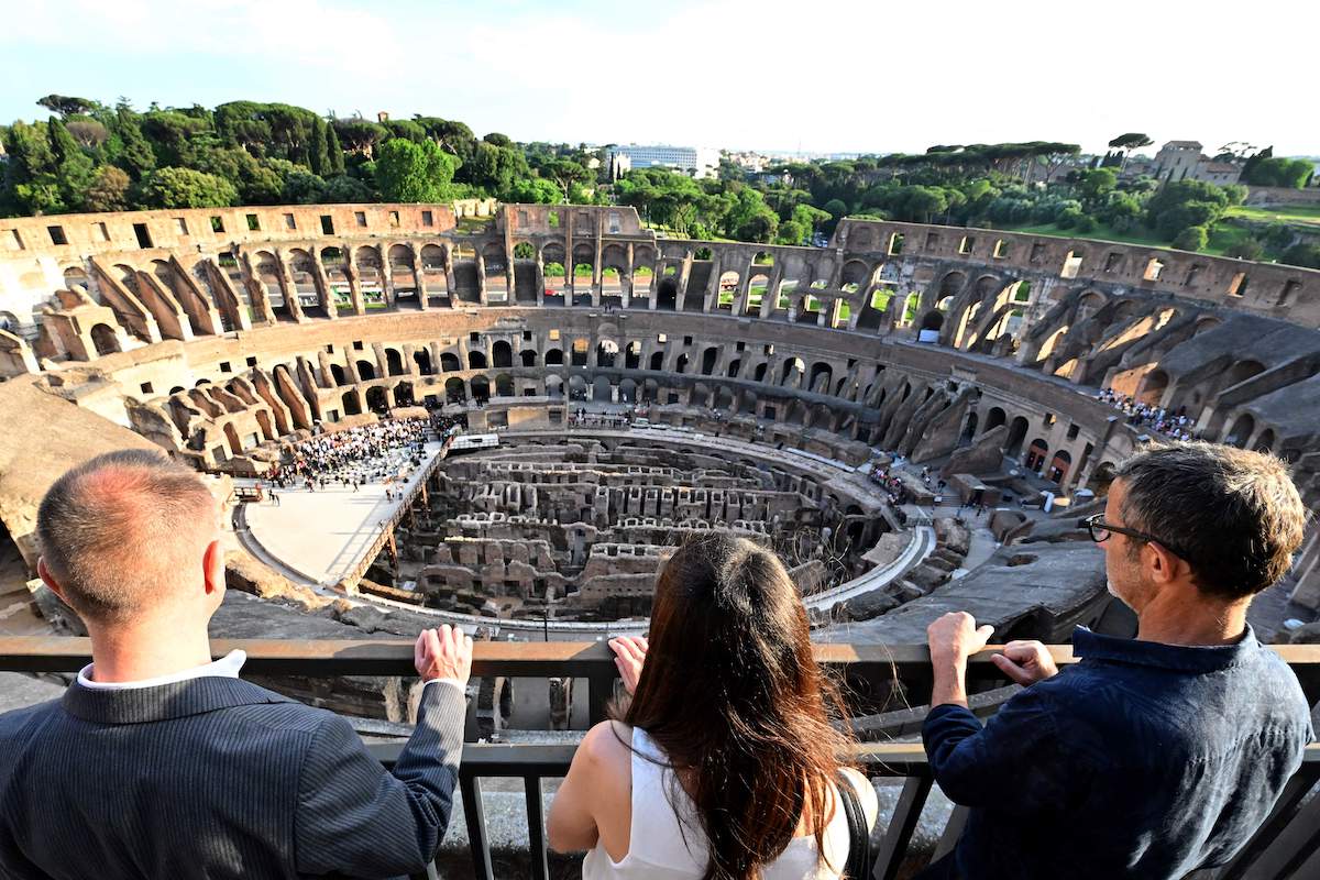 Látogatók néznek le a Colosseum megnyitott felső szintjéről