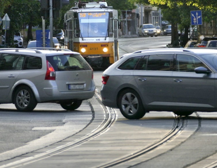 Budapest, 2021. május 30. Közlekedési dugóban a villamossíneken veszteglő személyautók a főváros I. kerületében, a Krisztina körút és a Mészáros utca kereszteződésében.