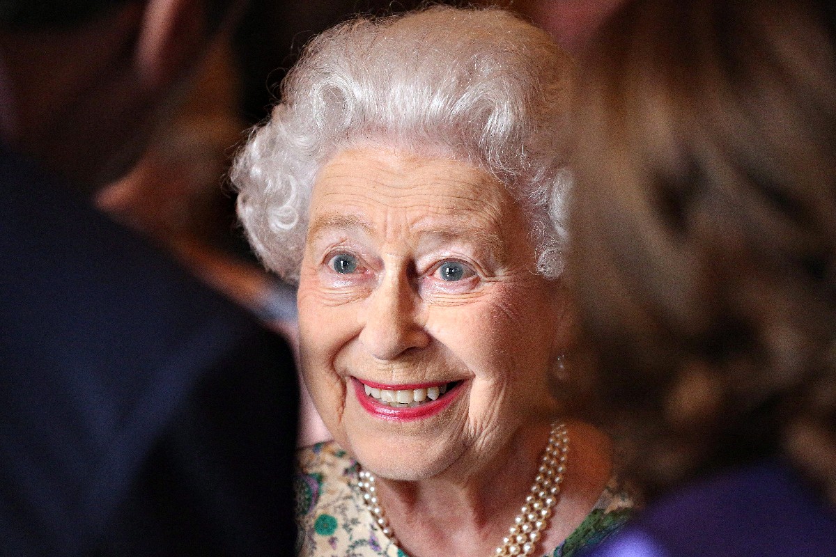 II. Erzsébet brit királynõ egy fogadáson vesz részt a londoni királyi rezidencián, a Buckingham-palotában 2013. július 23-án.