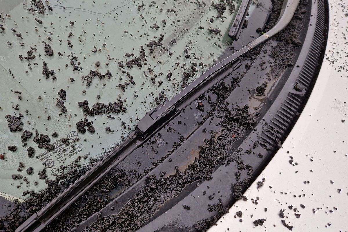 Vulkáni hamuval borított autó az Etna tűzhányó kitörése után a szicíliai Nicolisiben 2023. május 21-én