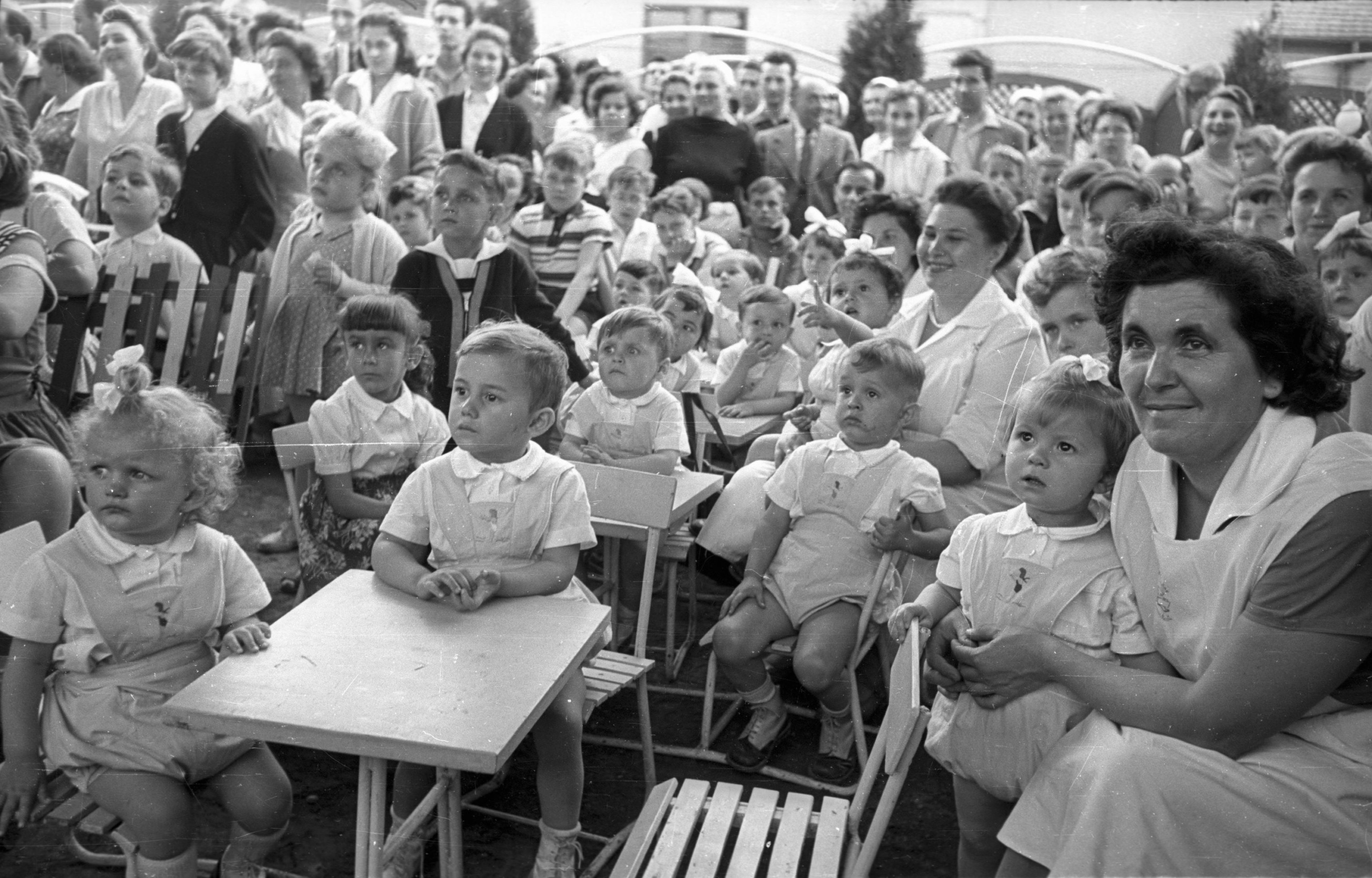Gyermeknapi rendezvény a margitsziget Casino kerthelyiségében, 1958