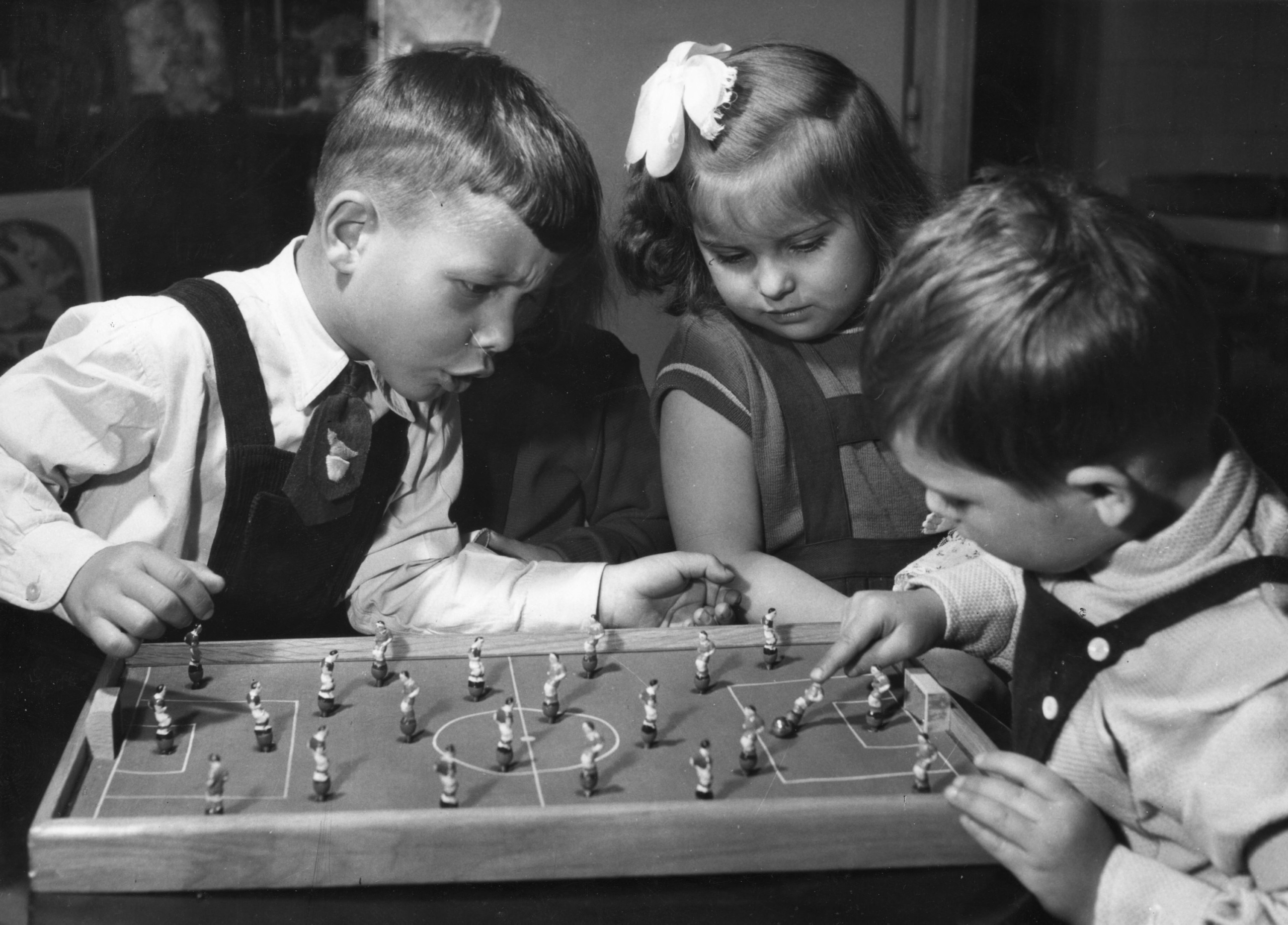 Gyerekek próbálják ki a rugós asztali foci játékot a Könnyűipari Minisztérium Játék-felülvizsgáló Bizottságánál, 1985-ban.