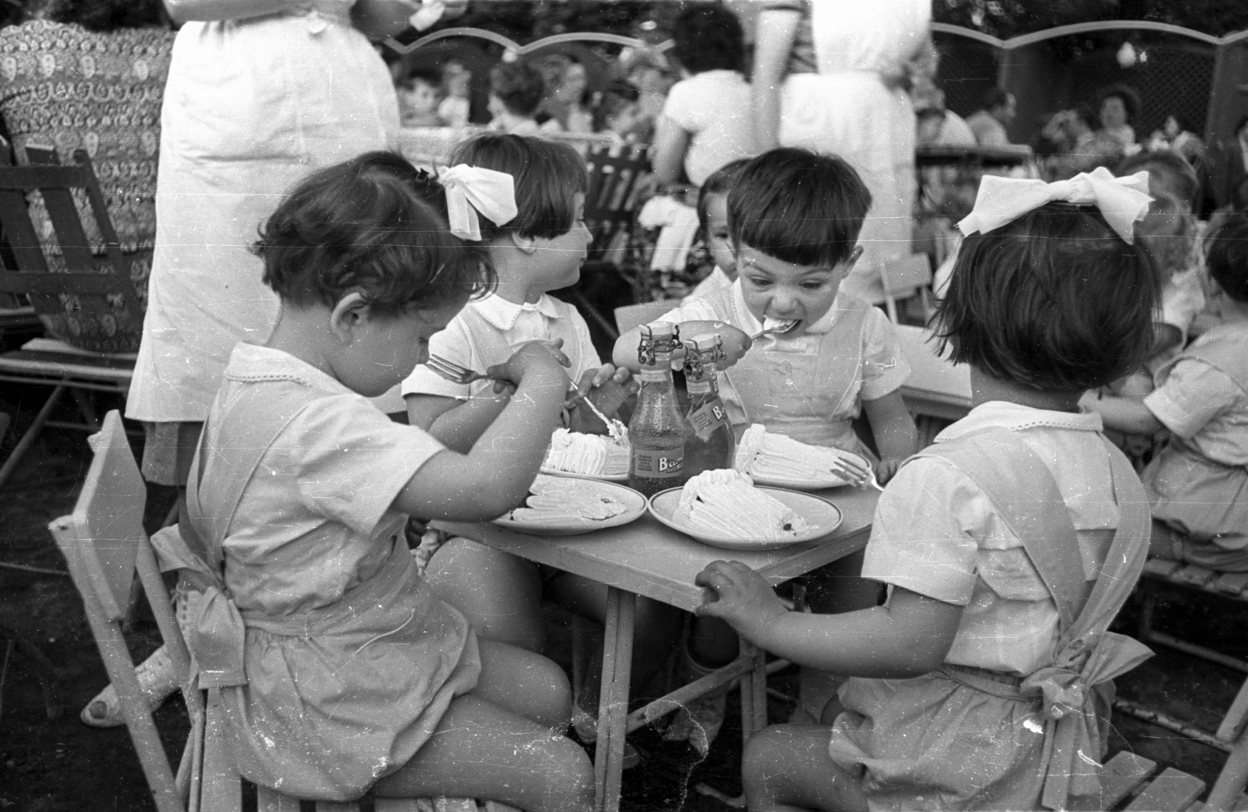 Gyermeknapi rendezvény a margitsziget Casino kerthelyiségében, 1958