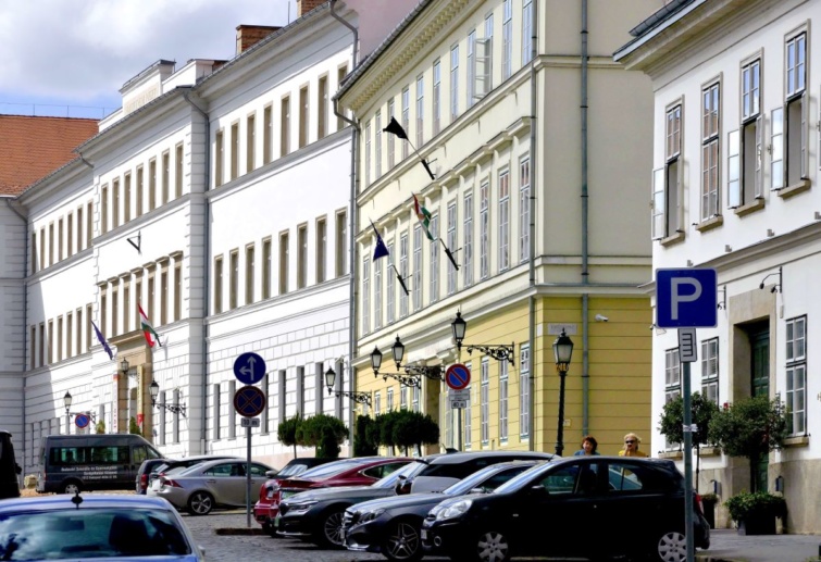 A Hadtörténeti Intézet és Múzeum épülete, a Főváros I. kerületének Polgármesteri Hivatala, valamint egy évszázados lakóépület a Budai Várban, a Kapisztrán téren.
