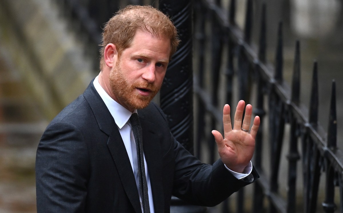 Harry herceg, III. Károly brit király másodszülött fia a londoni királyi bíróságra érkezik 2023. március 28-án.