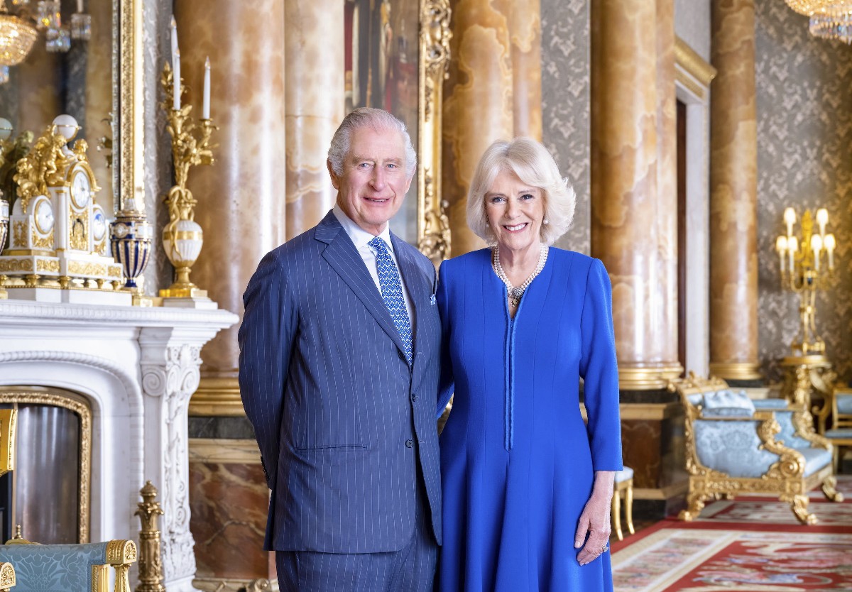 A Buckingham-palota által 2023. április 30-án közreadott, márciusi felvétel III. Károly brit uralkodóról és feleségéről, Kamilla királynéról a brit királyi család londoni rezidenciáján