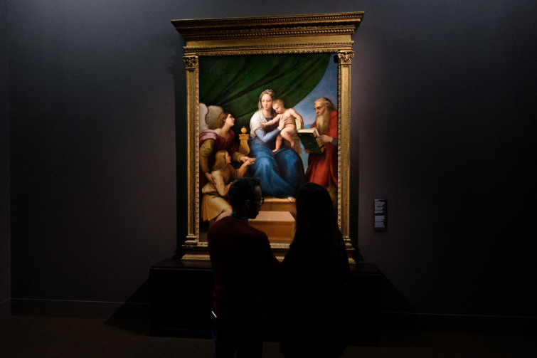 Egy festményt néznek egy nápolyi múzeumban