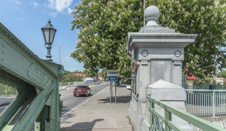 A Mária Valéria híd párkányi hídfője a magyar és a szlovák nyelvű helységnévtáblával.