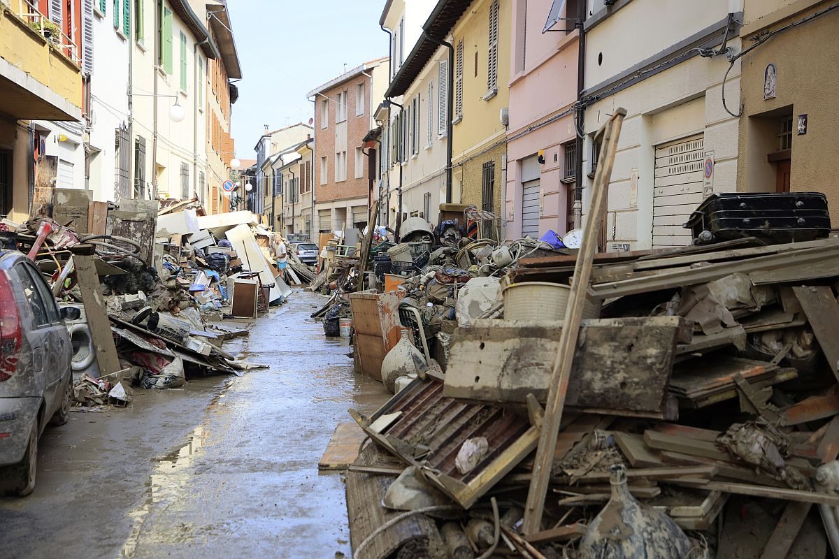 Berendezési tárgyak a házak előtt, a közép-olaszországi Faenzában 2023. május 22-én, egy árvíz után.