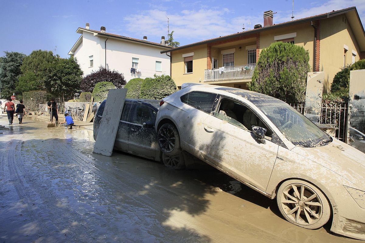 Víz elsodorta autók a közép-olaszországi Faenzában.
