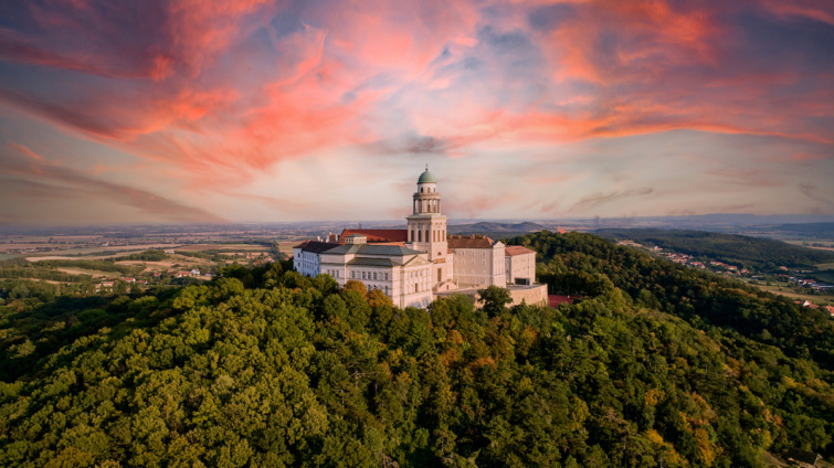 A Pannonhalmi Apátság épülete a magasból, naplemente idején