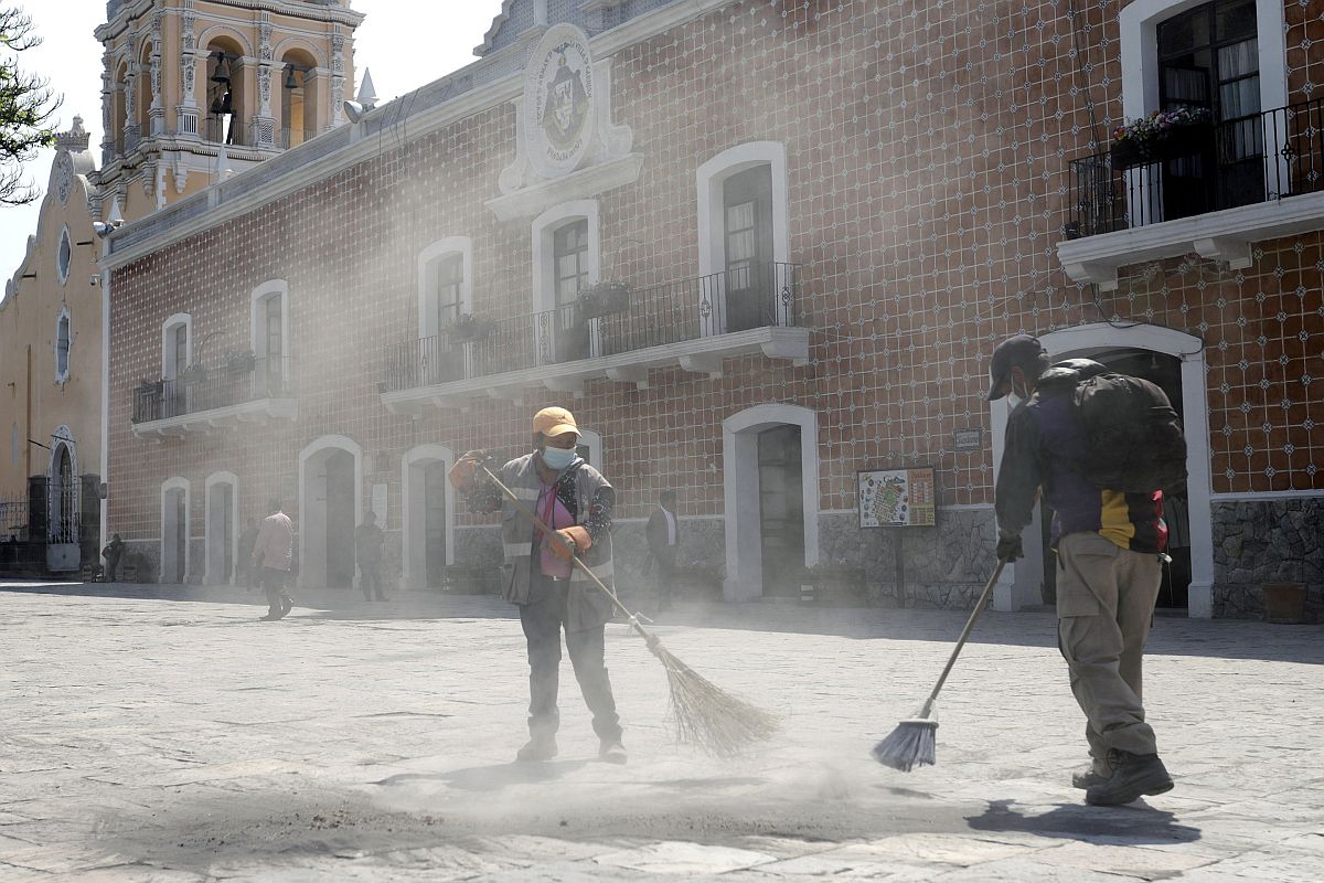 A Popocatépetl tűzhányóból kilövellt hamut takarítják el a mexikói Puebla államban fekvő Atlixcóban 2023. május 17-én.