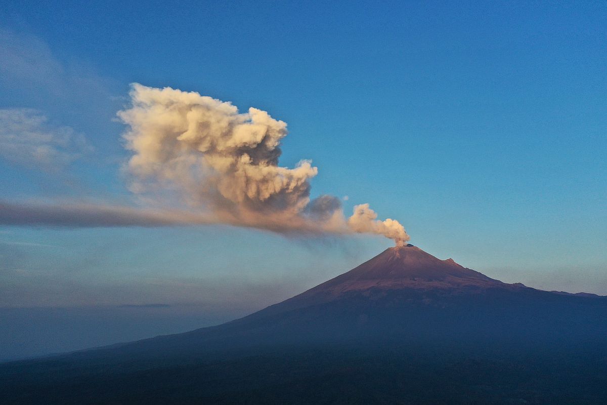 A Popocatépetl tűzhányóból kilövelt füstfelhő 2023. 05-18-án.