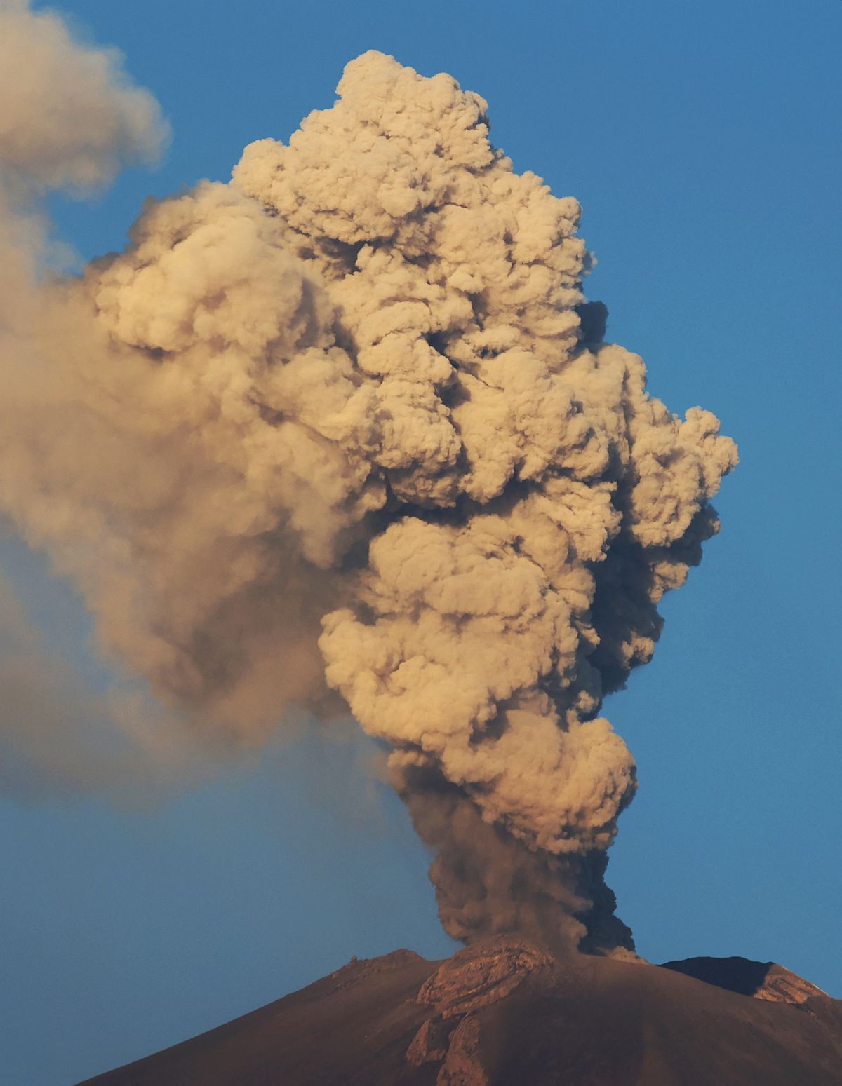 A Popocatépetl tűzhányóból kilövelt füstfelhő 2023.05.18-án.