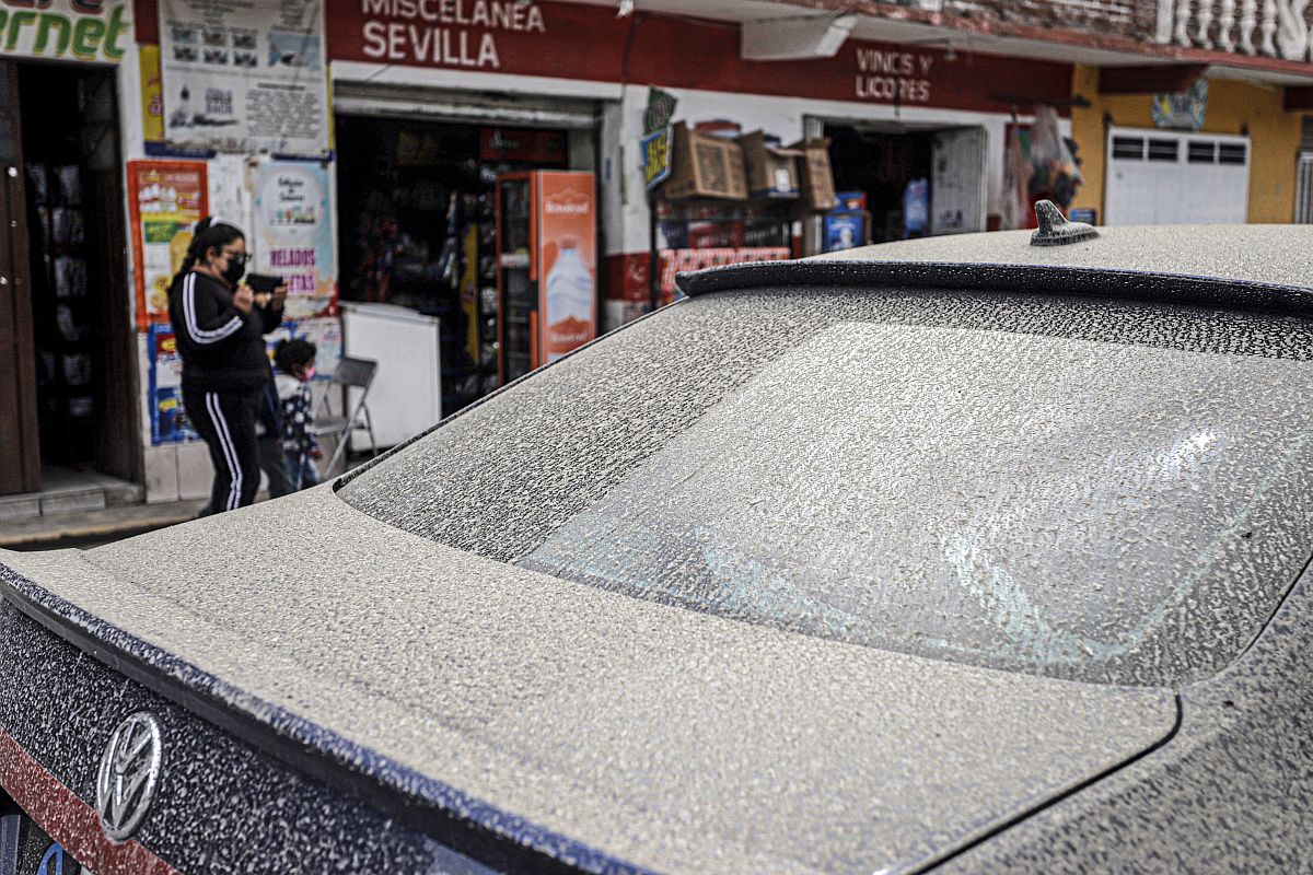 A Mexikóváros közelében lévő Popocatépetl tűzhányóból kilövelt hamu borít egy autót a mexikói Puebla államban fekvő Nelaticanban 2023. május 21-én.