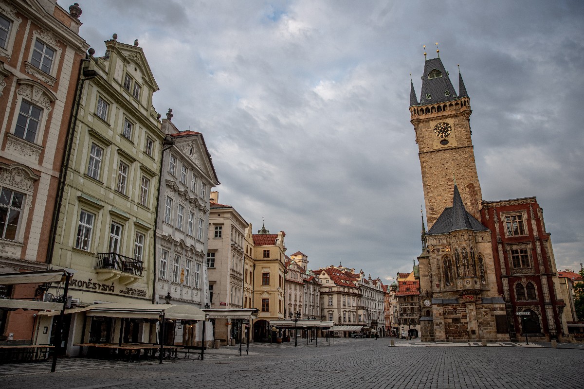 A prágai Óvárosi tér, jobbról az óvárosi városháza a koronavírus-járvány idején, 2020. április 29-én reggel.