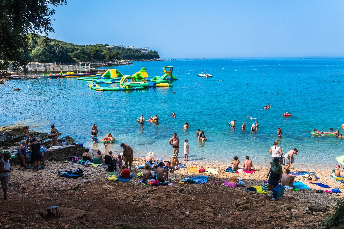 Turisták hûsölnek a horvátországi Pula térségében egy festői öbölben. A térség közkedvelt nyaralóhely a magyar turisták körében, elsősorban közelsége és kellemes mediterrán éghajlata miatt.